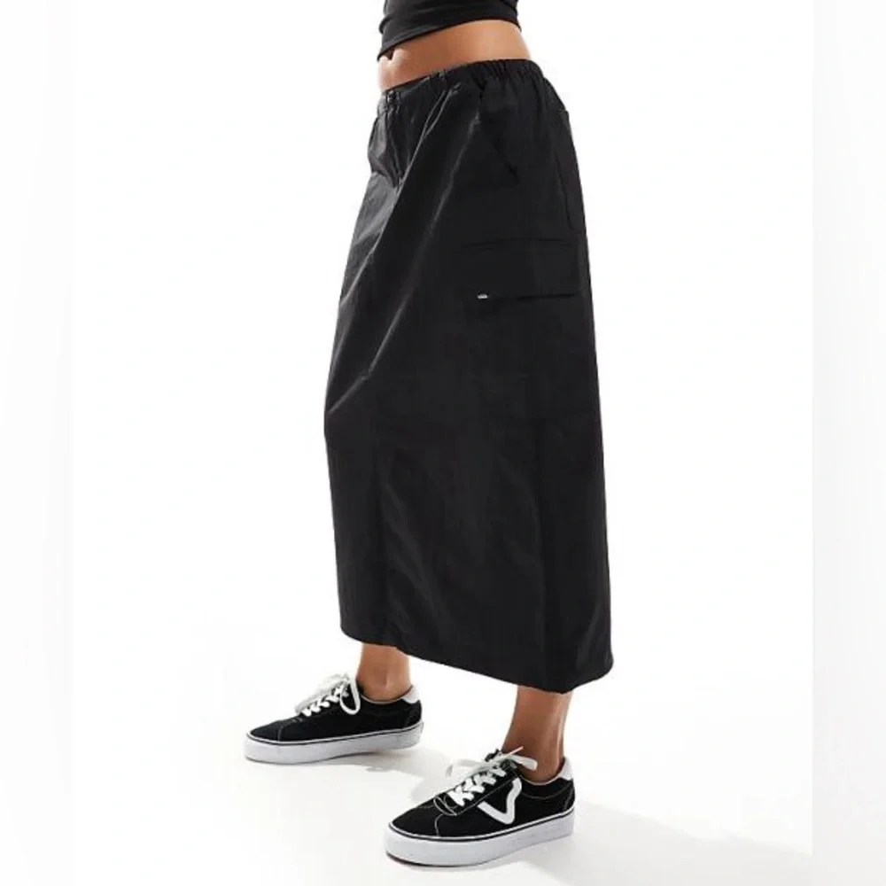 Vans Women's Riley Parachute Cargo Skirt size med